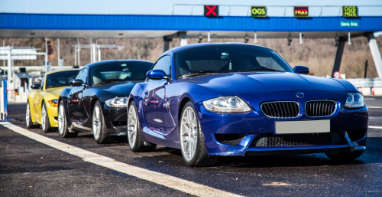 Luxuslimousine und Sportwagen auf der Straße – Autoexport aus Sindelfingen Luxuslimousine und Sportwagen auf der Straße – Autoexport aus Sindelfingen